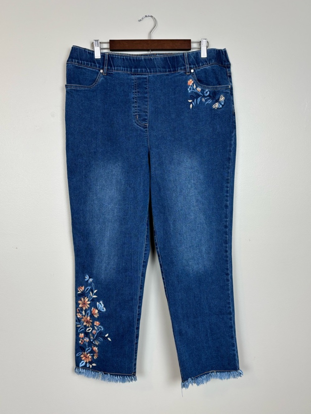Alfred Dunner Jeans Womens 14 Scottsdale Floral Embroidered Ankle Fringe in Blue